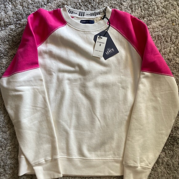 Levi's Sweaters - NWT Levi’s sweatshirt